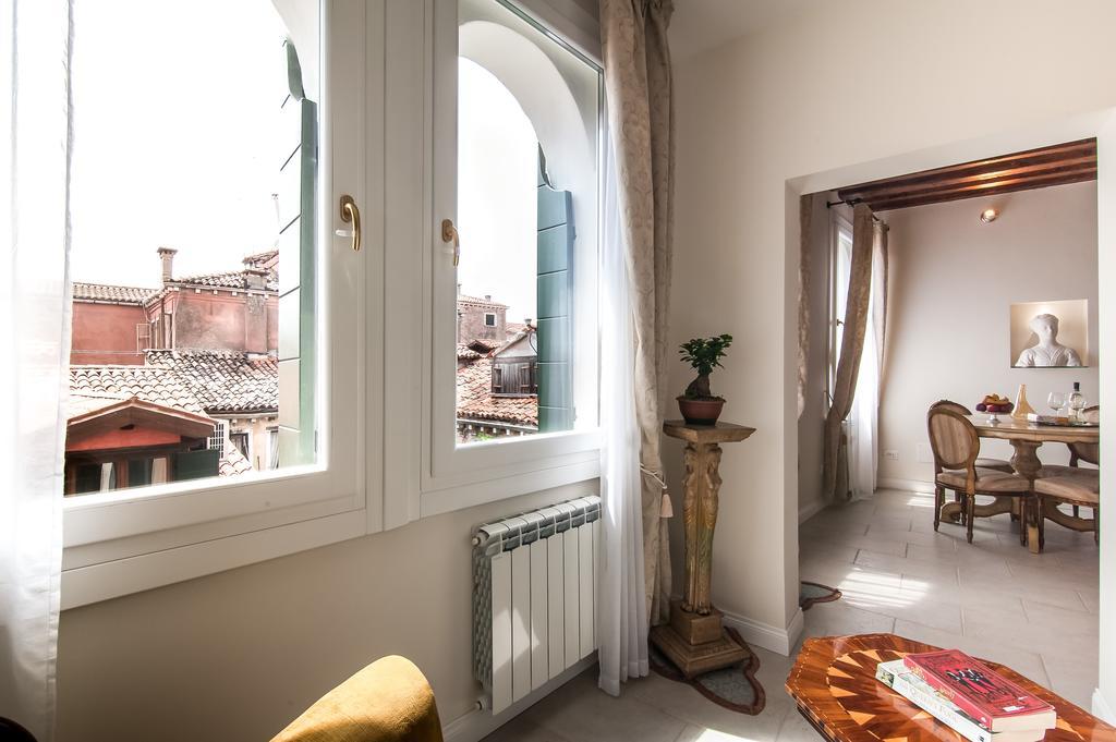 Michelle In Charming Venise